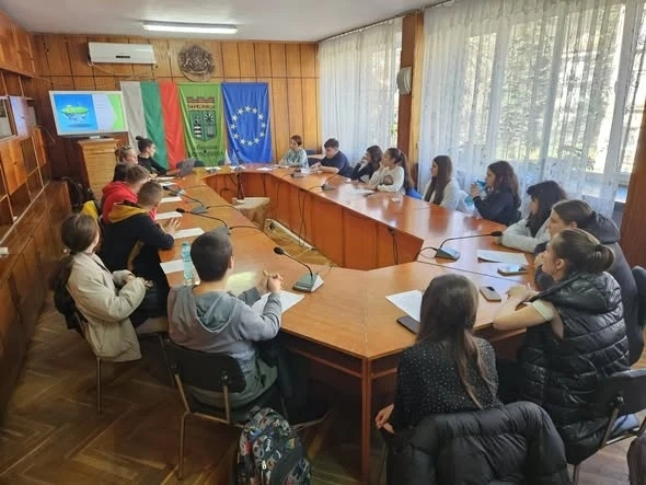Ученици от ПГ „Д-р Иван Панов“ на среща с екипа на „Зеления патрул“ в Общинска администрация – Берковица
