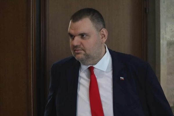 Делян Пеевски: Парите от авиоотряда ще отидат за хеликоптери за гасене