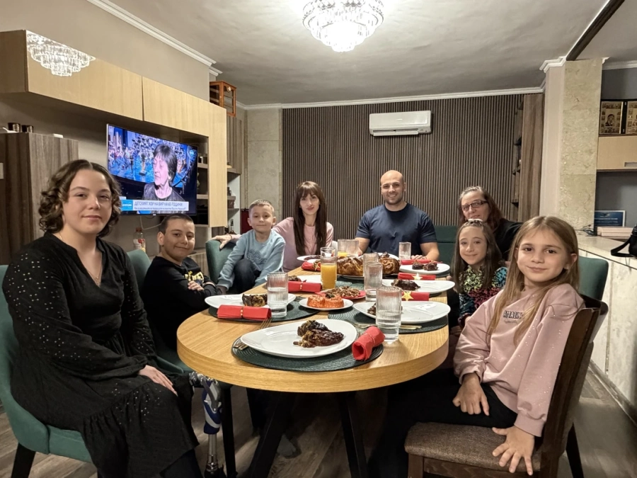 Мартин Харизанов отвори дома си за деца, на които е помагал и продължава да подкрепя