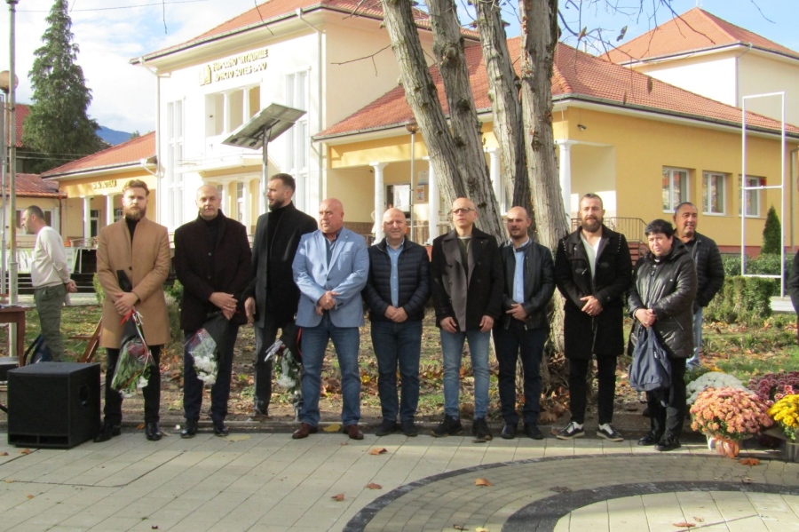 Откриха бюст-паметник на Христо Ботев във Вършец