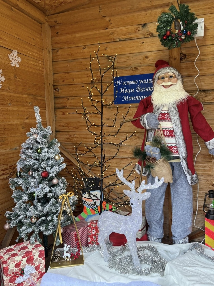 Коледна къщичка зарадва жителите на Монтана на площад „Жеравица“