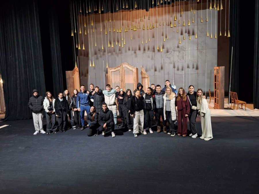 Ученици посетиха Драматично-куклен театър - Враца