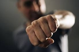 Пиян нападна майка си, арестуван е