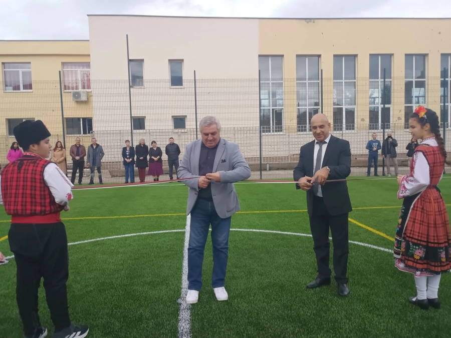 Нова спортна площадка откриха в ОУ „Христо Ботев“ - Мездра