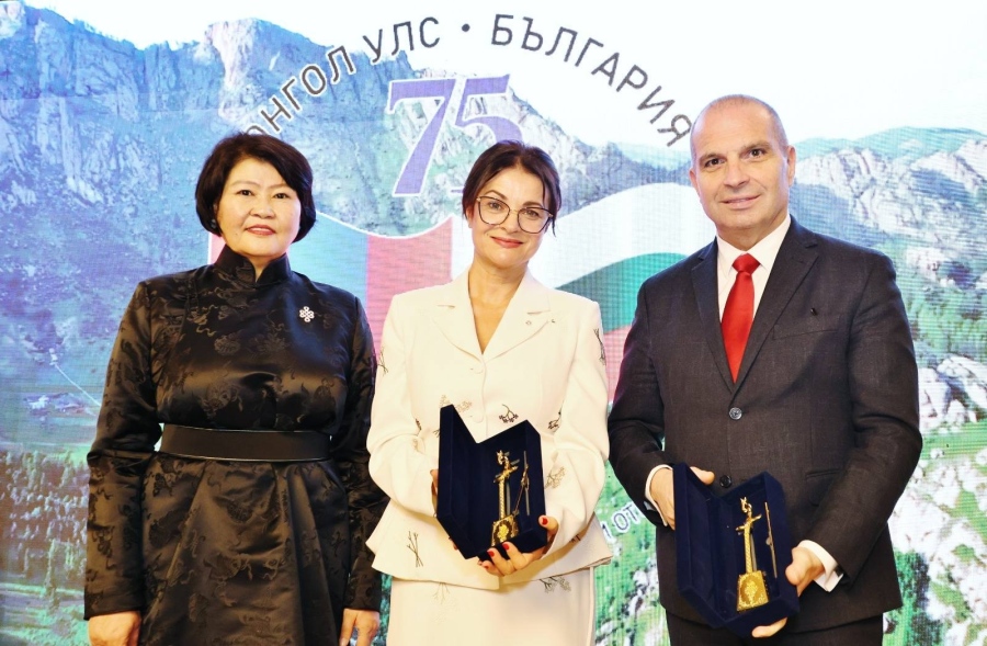 Росица Кирова  с отличие от президента на Монголия