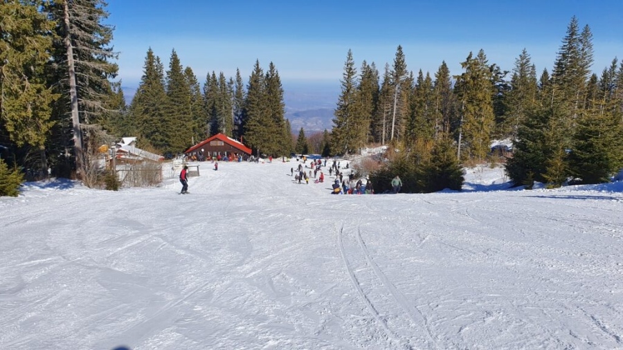 С европари под Ком правят детска ски зона