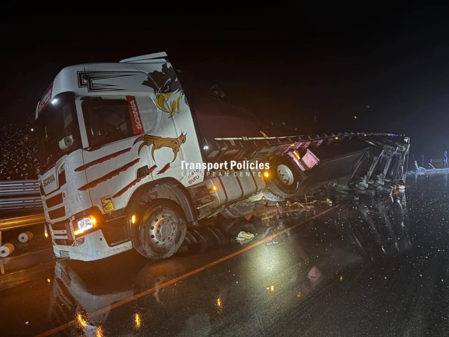 ТИР се обърна на път I-1 при Люти дол