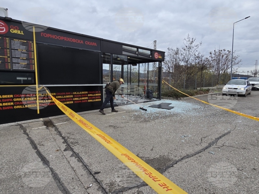 Автомобил се вряза в заведение във Враца, двама души са в болница