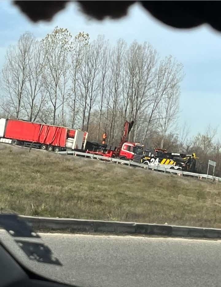 Преобърнат ТИР блокира за часове кръговото на Враца