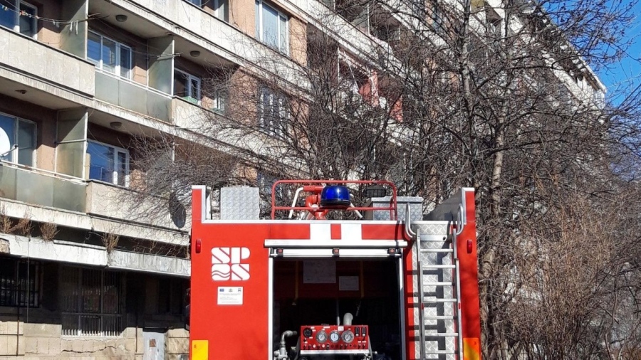 Пожарникари спасиха болна жена, влезли през тераса, за да отворят на лекарите