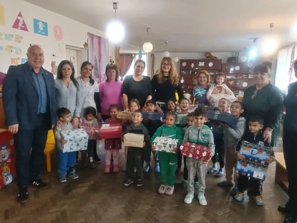 В навечерието на Коледно - Новогодишните празници децата от Вършец получиха подаръци