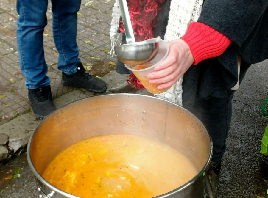 Общинският пазар в Монтана спази обичая да зарадва гражданите с топла рибена чорба