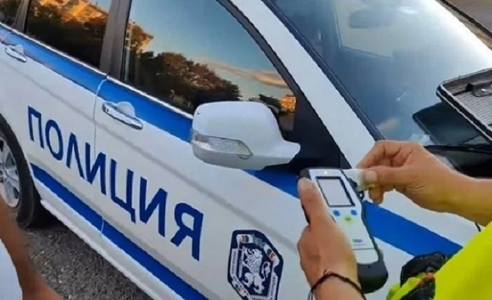 Задържаха пиян шофьор, преспа в ареста