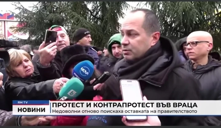 Врачани подкрепиха кмета Калин Каменов, около 100 души се събраха днес пред дома му