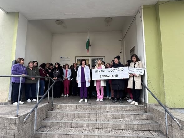 Лекари и пациенти подкрепиха протеста на специалистите по здравни грижи в КОЦ – Враца