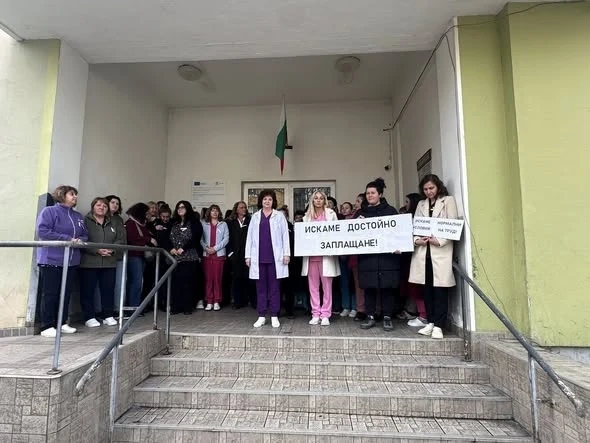 Лекари и пациенти подкрепиха протеста на специалистите по здравни грижи в КОЦ – Враца