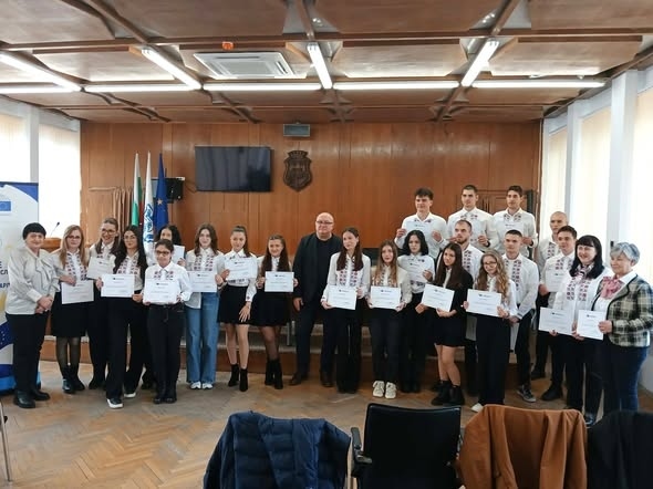 Кметът на Видин д-р Ценков награди ученици от езиковата гимназия