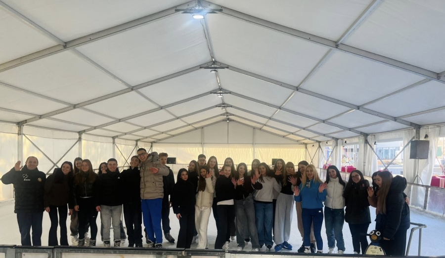 И тази седмица ледената пързалка във Враца посреща ученици по време на часовете им по физическо възпитание и спорт