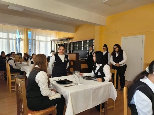 Интерактивен урок на тема „Френска кухня и изкуството на етикета – уважението започва от трапезата“ в ПГТР - Враца