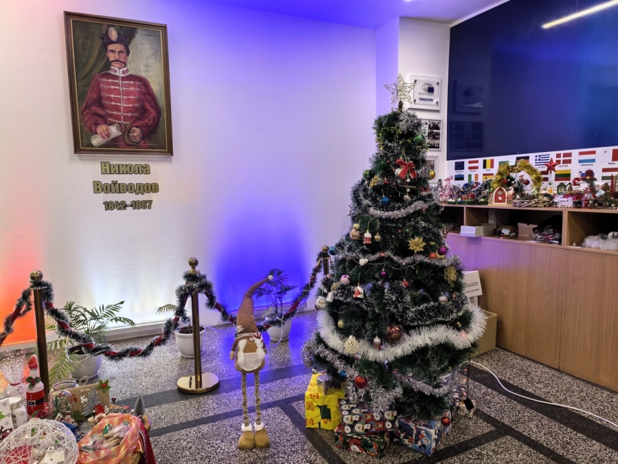 Средно училище „Никола Войводов“ - Враца откри Коледният си базар