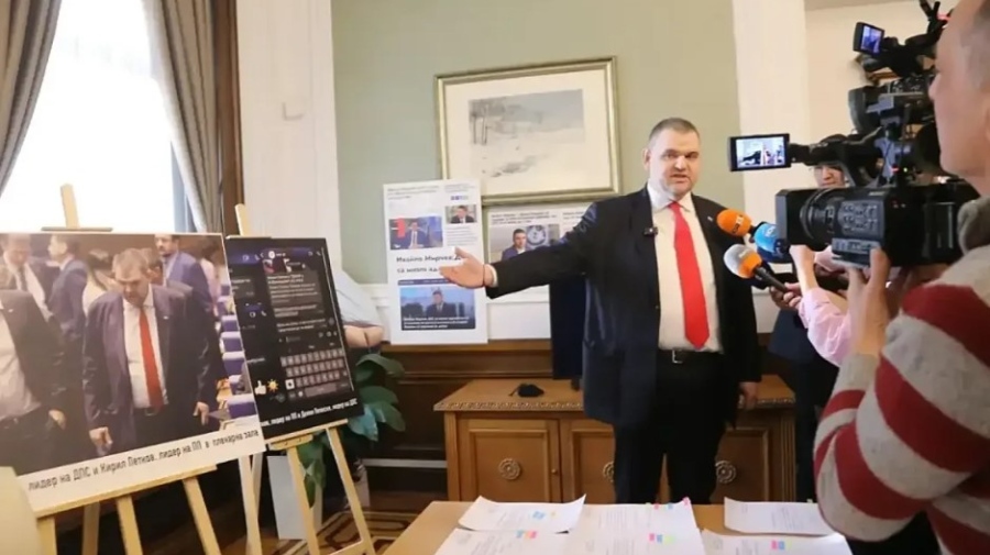 Пеевски показа кабинета си, превърна го в Музей на сглобката /СНИМКИ/