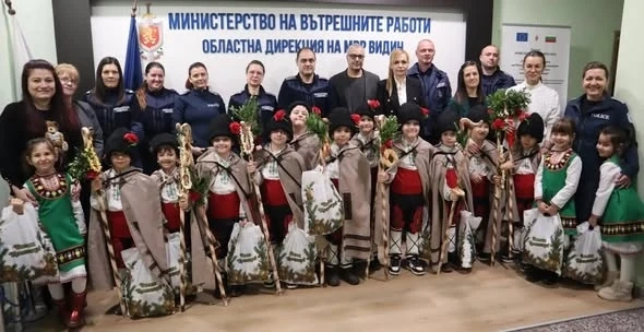 Добри гости коледари посрещнаха видинските полицаи