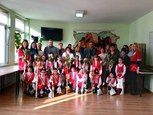 Коледари от Детска градина „Иглика” гостуваха в Община Белоградчик