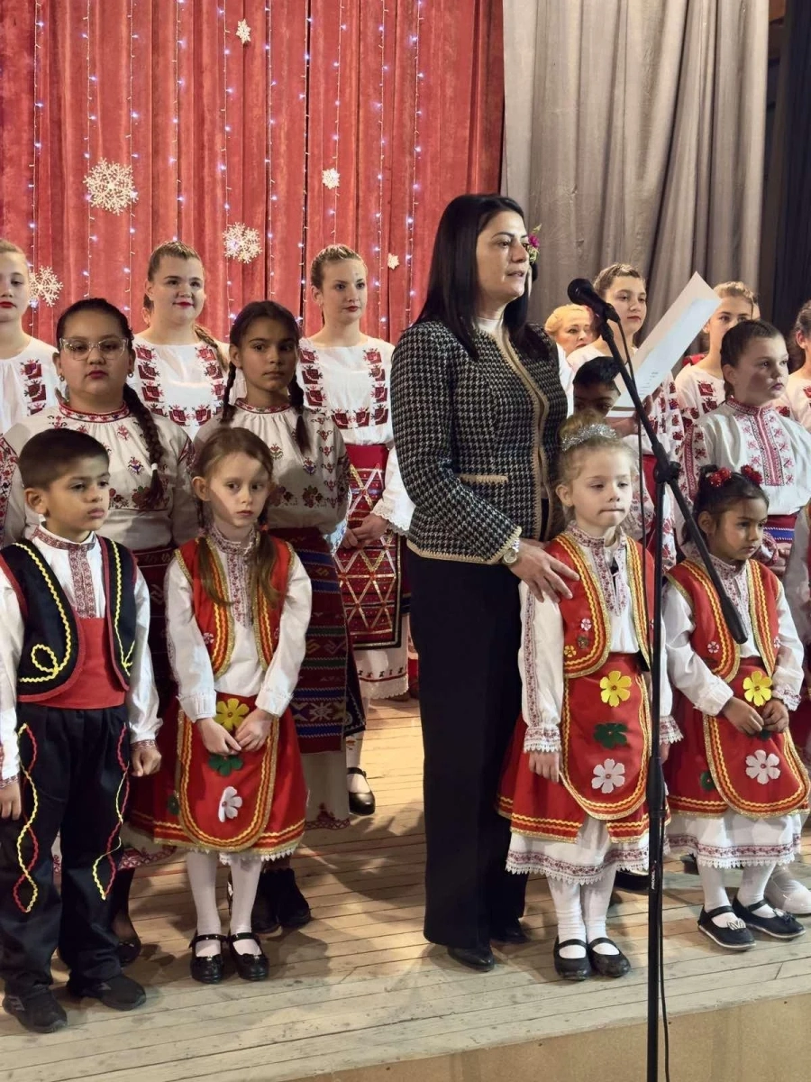 Над 100 деца и самодейци изпълниха сцената на „Коледа - добрина за всички“ в Мизия