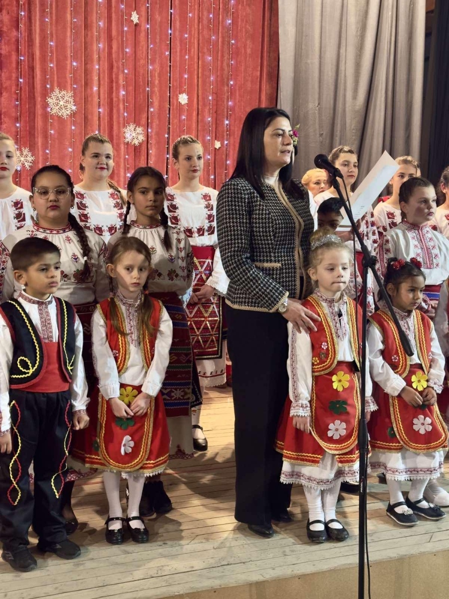 Над 100 деца и самодейци изпълниха сцената на „Коледа - добрина за всички“ в Мизия