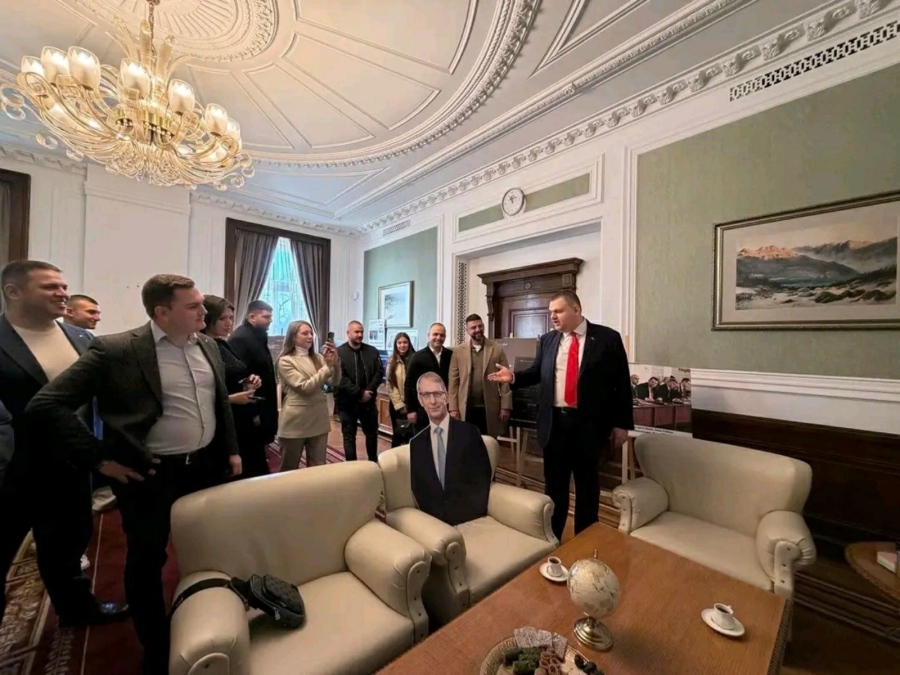 Пеевски посрещна посетители в „Музея на сглобката“ в Народното събрание