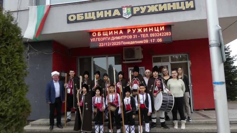 Кметът на Ружинци посрещна коледари в сградата на общината