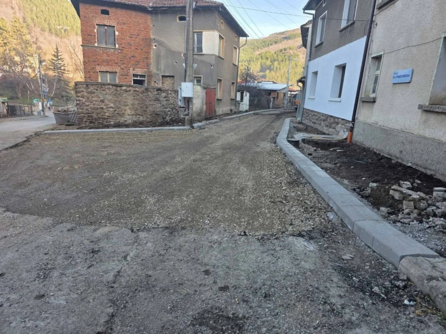 Ремонтират основни улици в Чипровци, сменят се водопроводи
