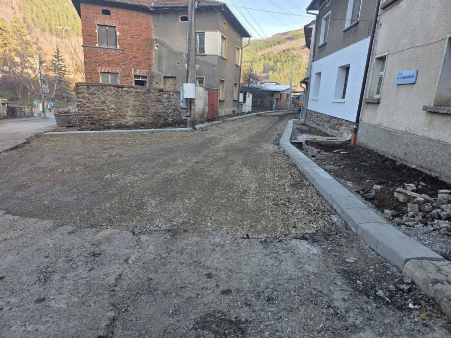 Ремонтират основни улици в Чипровци, сменят се водопроводи
