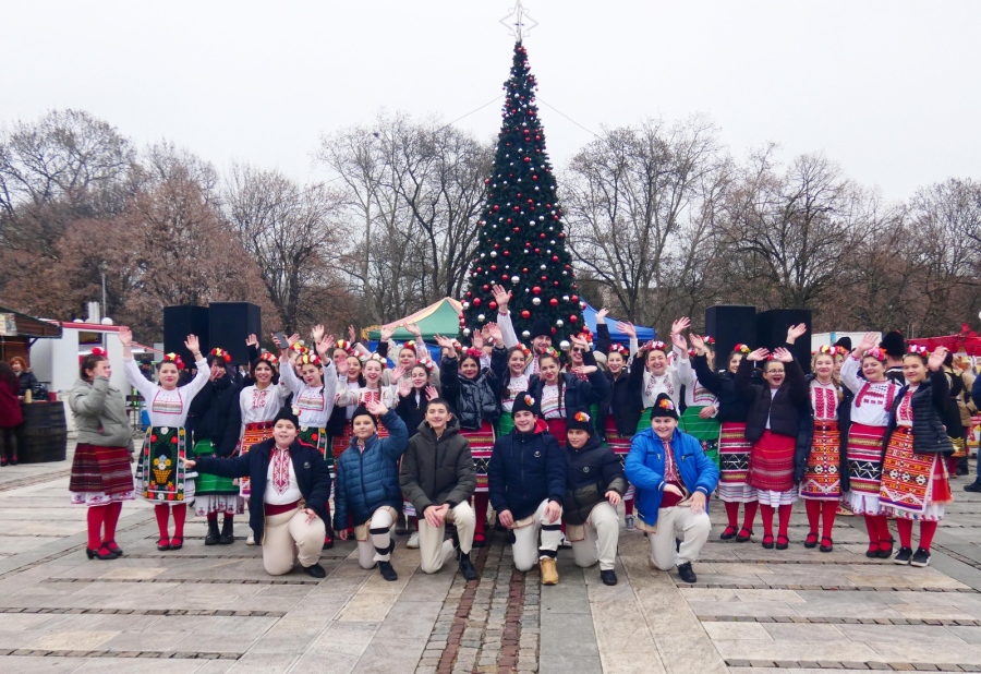 Весела Коледа край елхата с песни, танци и Юнашкия тиган в Лом