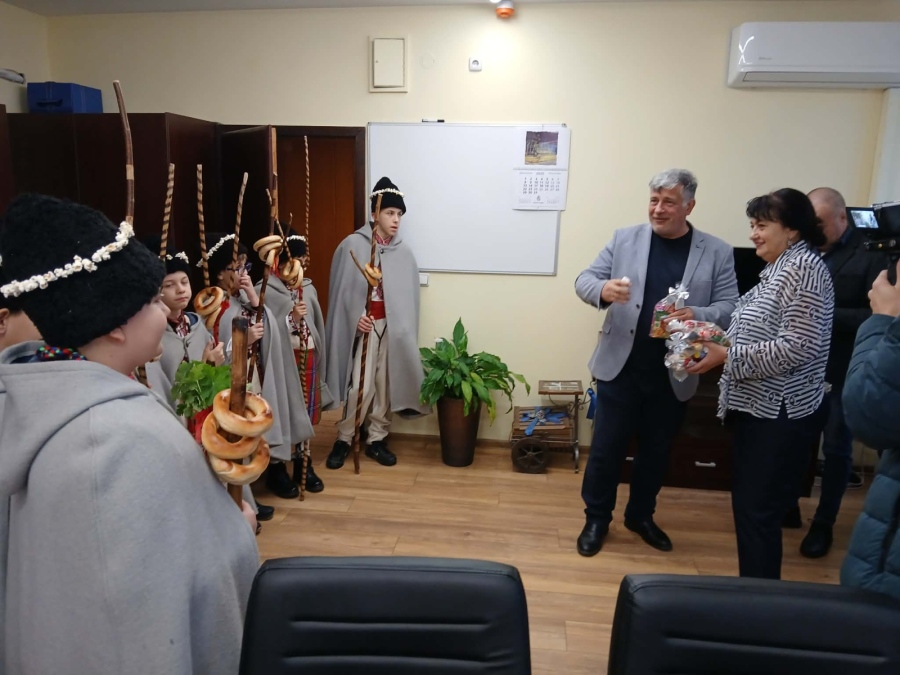 Ръководството на община Видин посрещна Коледарите на Народно читалище „Цвят”
