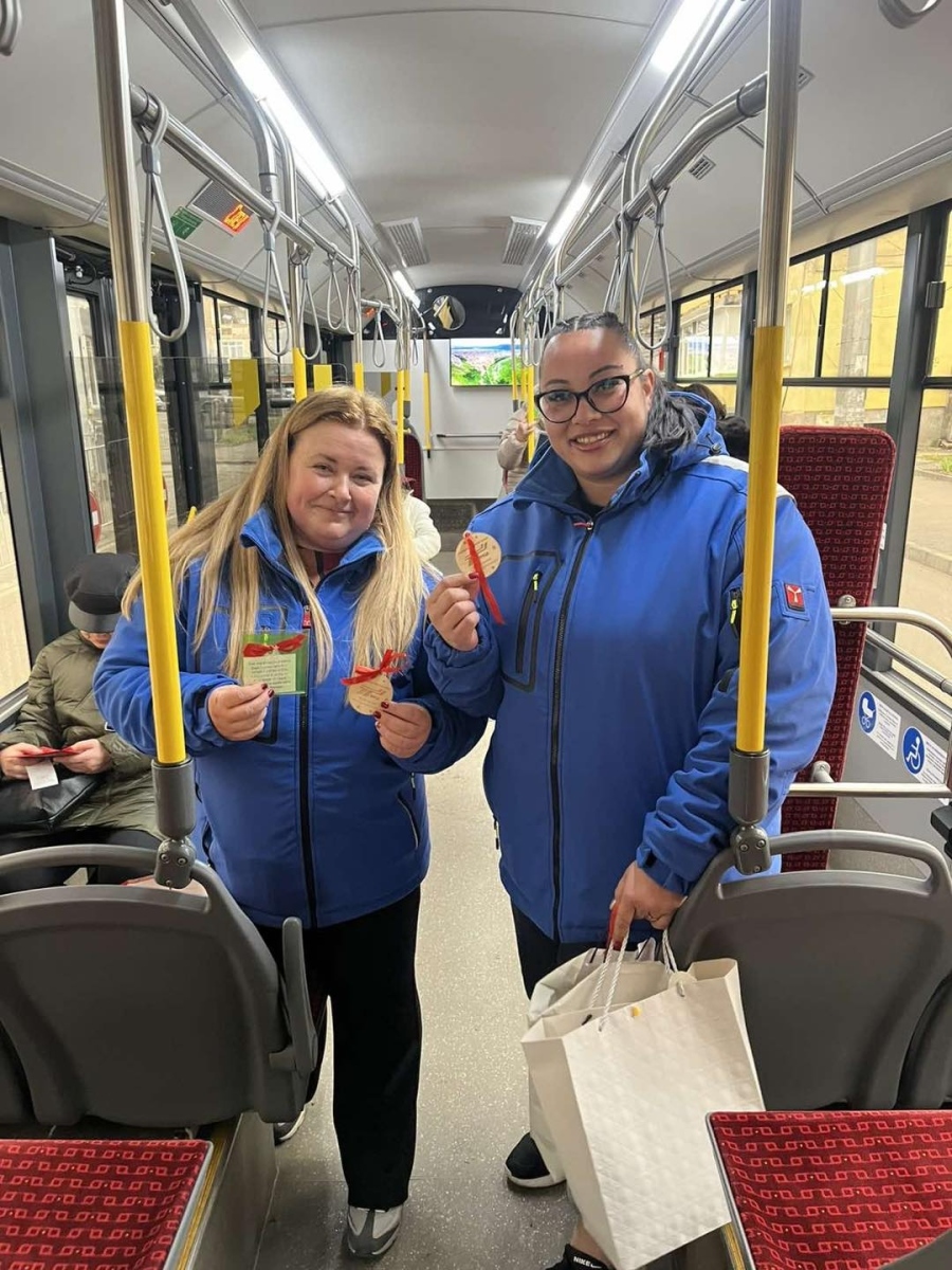 Пътниците  в тролеите на Враца се прибраха у дома с играчки за елха и коледни картички