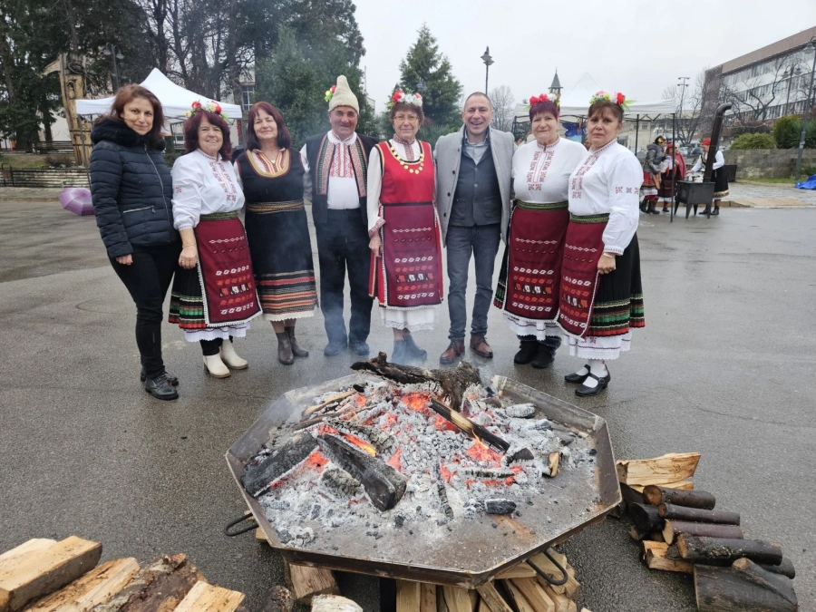 „Около бъдника“ събра традиции и празничен дух в Берковица на Бъдни вечер