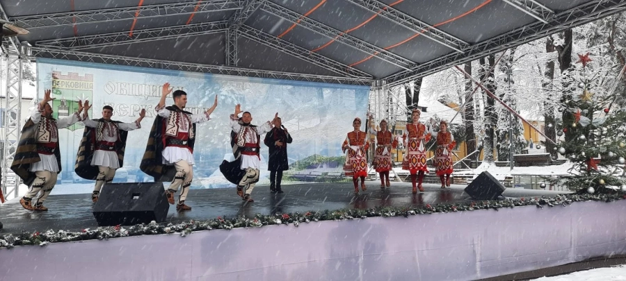 Снежна коледна магия изпълни Берковица