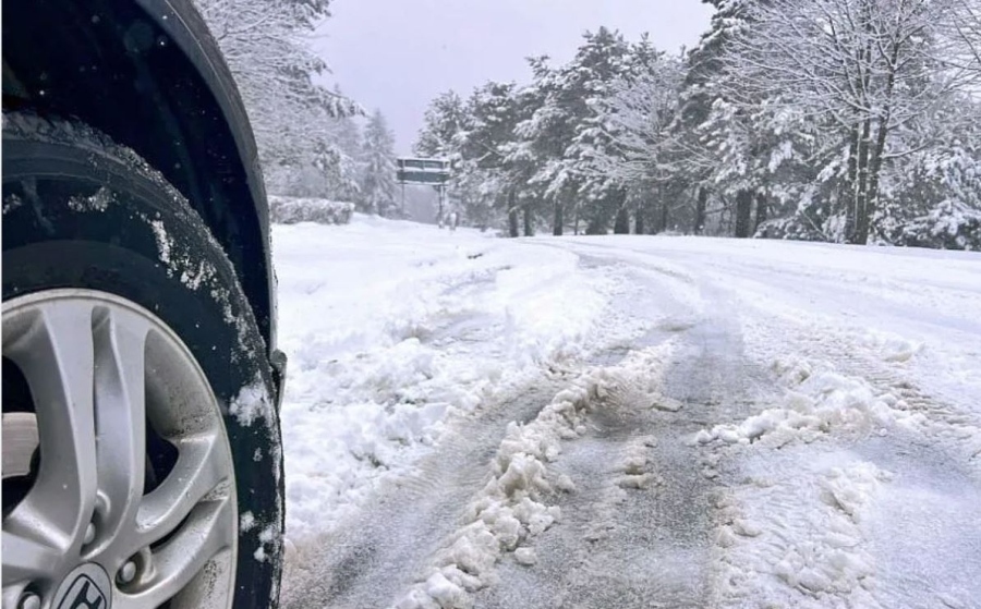 Коледният сняг удари Северозапада и блокира пътища и ток