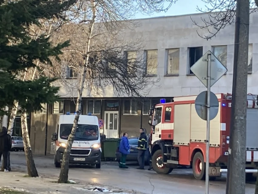 Силен вятър се изви над Монтана, потроши стъкла на втория етаж на поликлиниката