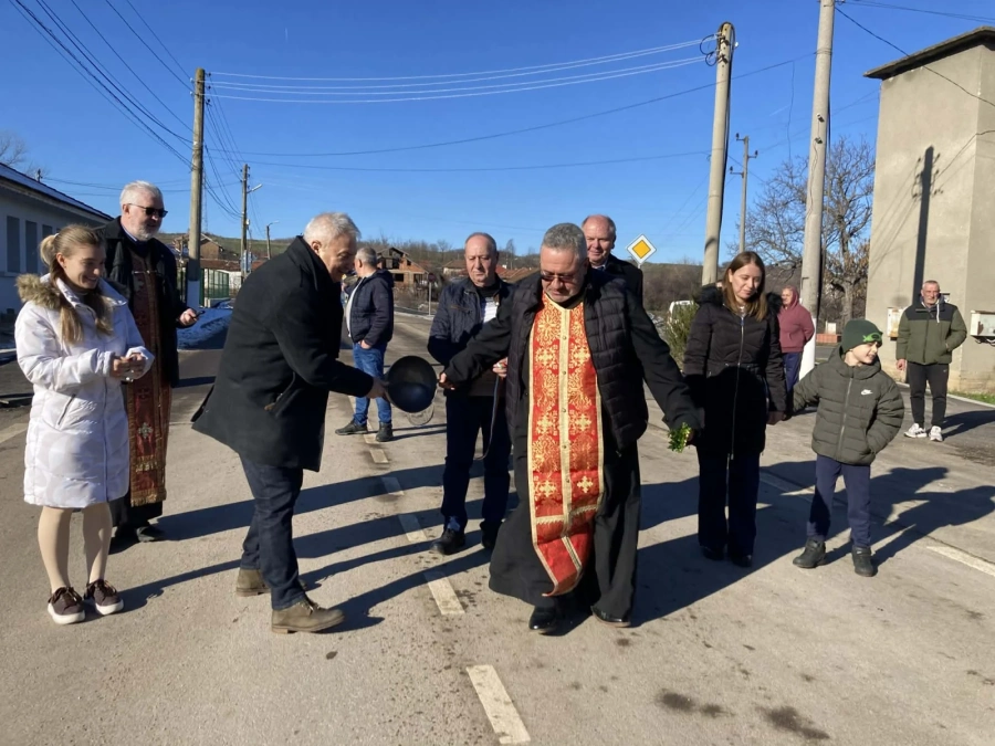 Ремонтиран път свързва монтанските села Николово и Долно Белотинци, днес прерязаха лентата