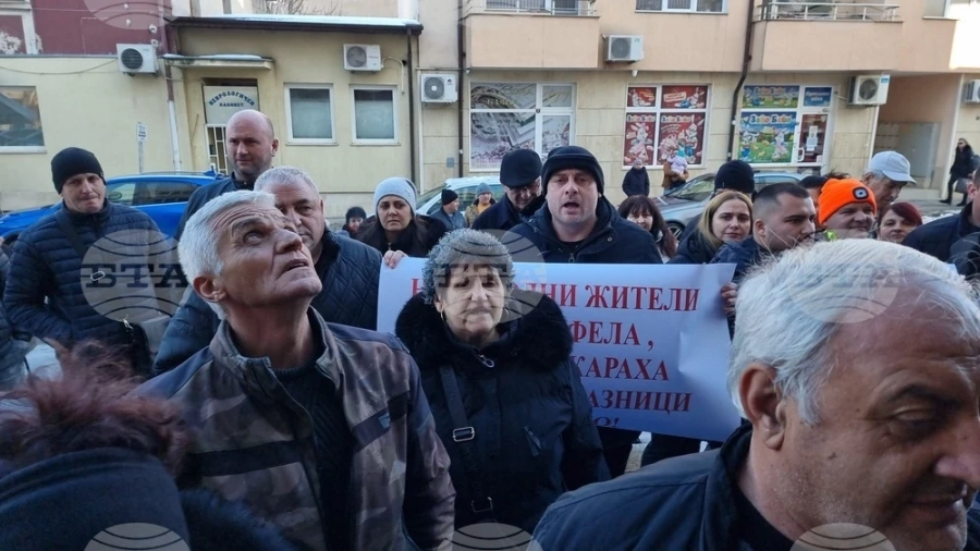 Жители на три села от Врачанско излязоха на протест заради прекъсването на електрозахранването по Коледа