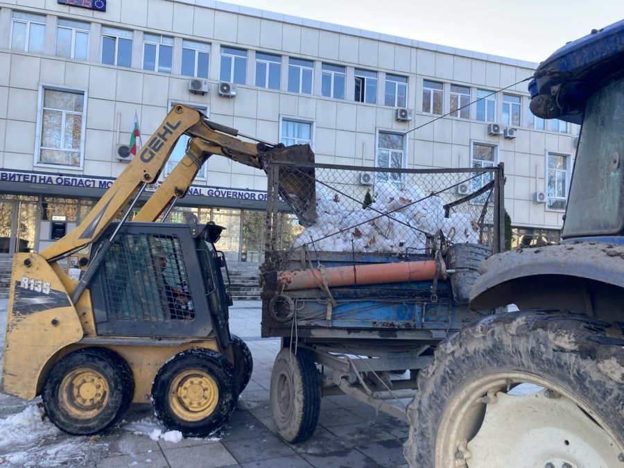 С трактори вдигнаха купчините сняг от площада в Монтана за посрещането на 2026