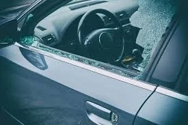 Спипаха двама, потрошили стъклата на „Пежо“ и БМВ в Ковачица