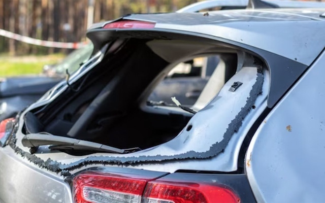 Издирват апаш, счупил панорамно стъкло на автомобил, паркиран в Монтана