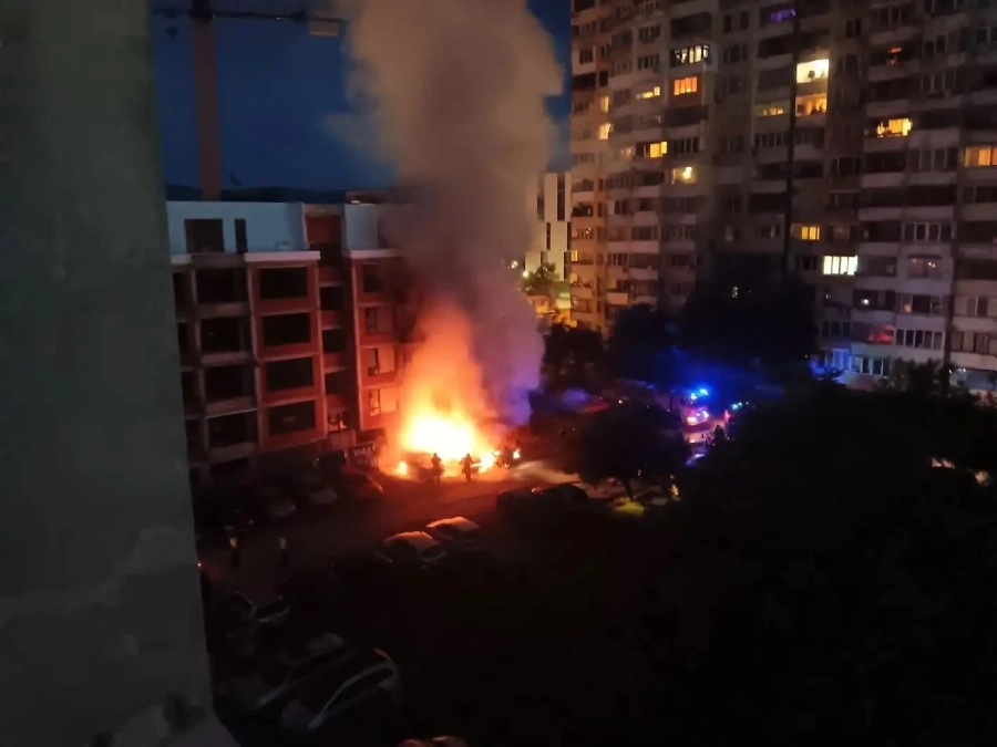 Огън, лумнал на паркинг, вдигна на крак полиция и пожарна