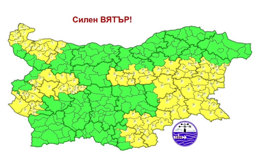 Седмицата започва с облачно време и силен вятър
