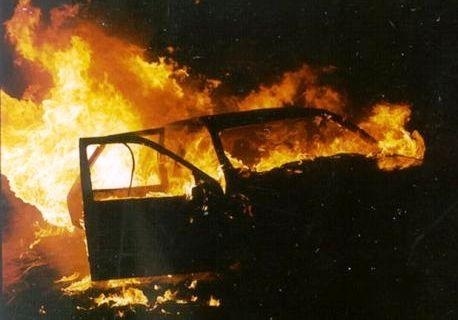 БМВ и „Фиат“ горяха в Лом 