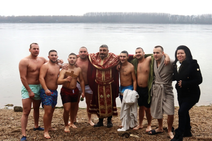 19 - годишният Николай пръв стигна до кръста в Козлодуй