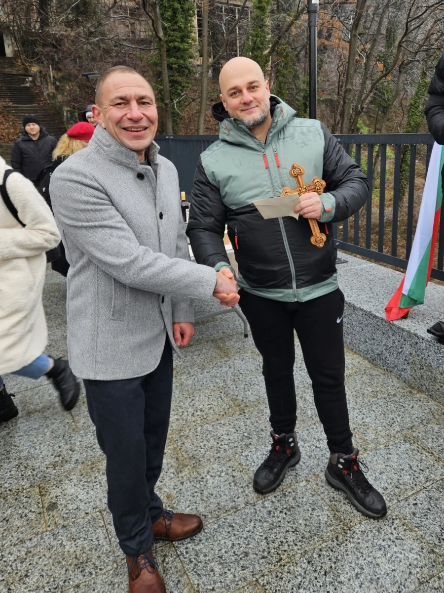 Славейко Асенов извади Светия кръст в Берковица